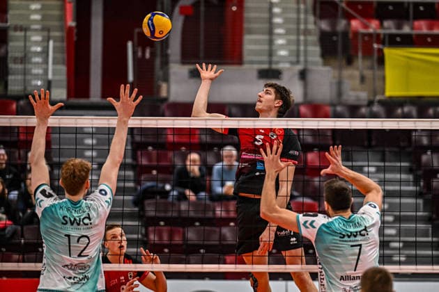 DVV-Pokal MTV Ludwigsburg - SWD powervolleys Dueren 26.11.2025 DVV_Pokal, Volleyball, 1. Bundesliga, Herren, Saison 2025 26, Viertelfinale, Barock Volleys MTV Ludwigsburg (in Rot-Schwarz) vs SWD powervolleys Dueren (in Weiss-Gruen), Jan Huber im Angriff gegen 12 Siebe Korenblek und 7 Jordan Alexander Canham, Copyright: xBEAUTIFULxSPORTS TomxBlochx