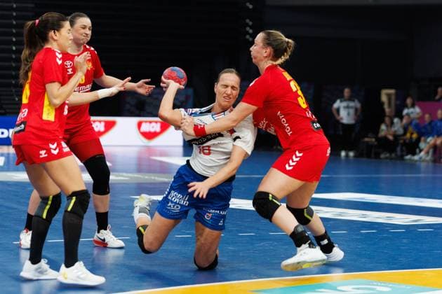 Pernille brandenborg (Faeroeer Inseln) im Zweikampf mit Tatjana Brnovic (Montenegro), Spanien vs Paraguay, Handball, IHF Handball Weltmeisterschaft der Frauen, 01.Spieltag, 26.11.2025 Spanien vs Paraguay, Handball, IHF Handball Weltmeisterschaft der Frauen, 01.Spieltag, 26.11.2025 Copyright: xEibner-Pressefoto AlexanderxNeisx EP_ANS