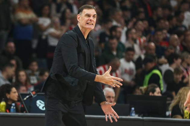 Red star v Olympiacos - EuroLeague BELGRADE, SERBIA - NOVEMBER 26: Head coach of Olympiacos Georgios Bartzokas gives tactics during the EuroLeague match between Red Star Belgrade and Olympiacos in Belgrade, Serbia on November 26, 2025. Filip Stevanovic Anadolu Belgrad Serbia. Editorial use only. Please get in touch for any other usage.  Copyright: x2025xAnadoluxFilipxStevanovicx