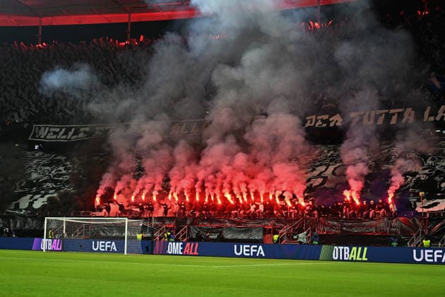 26.11.2025, xjhx, Fussball UEFA Champions League, Eintracht Frankfurt - Atalanta Bergamo v.l. Fans Eintracht Frankfurt, Stimmung, Schals, zuenden Pyrotechnik, Benglos, Rauch, Nebel, Feuerwerk Choreografie Choreographie (DFL DFB REGULATIONS PROHIBIT ANY USE OF PHOTOGRAPHS as IMAGE SEQUENCES and or QUASI-VIDEO) Frankfurt am Main