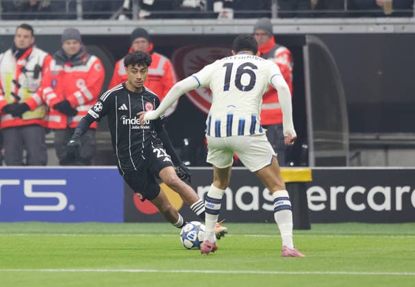 26.11.2025, xovx, Fußball UEFA Champions-League, Eintracht Frankfurt - BC Atalanta Bergamo v.l. Nathaniel Brown (Eintracht Frankfurt), Raoul Bellanova (Atalanta Bergamo) (DFL DFB REGULATIONS PROHIBIT ANY USE OF PHOTOGRAPHS as IMAGE SEQUENCES and or QUASI-VIDEO) Frankfurt am Main Deutsche Bank Park Hessen Deutschland (DE)