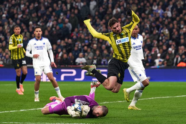 Jorginho (Jorge Gabriel Costa Monteiro) of FC Kairat fly in the air over Dominik Kotarski of FC Copenhagenafter trying to score during the Champions League match between FC Copenhagen and FC Kairat at Parken on November 26, 2025 in Copenhagen, Denmark (Photo by Camilla Stolen Imago) Copenhagen Denmark Copyright: xCamillaxStolenx L1094060