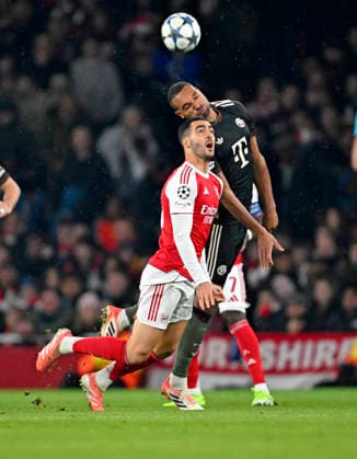 26.11.2025, Fussball UEFA Championsleague 2025 2026: Vorrunde 5.Spieltag, FC Arsenal - FC Bayern München, im Emirates-Stadion London (England) Jonathan Tah (FC Bayern München) setzt sich durch.