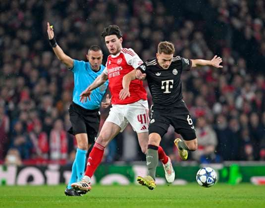 26.11.2025, Fussball UEFA Championsleague 2025 2026: Vorrunde 5.Spieltag, FC Arsenal - FC Bayern München, im Emirates-Stadion London (England) v.l. Declan Rice (FC Arsenal) gegen Joshua Kimmich (FC Bayern München)