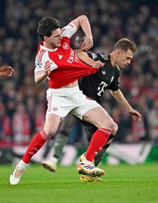 26.11.2025, Fussball UEFA Championsleague 2025 2026: Vorrunde 5.Spieltag, FC Arsenal - FC Bayern München, im Emirates-Stadion London (England) v.l. Declan Rice (FC Arsenal) gegen Joshua Kimmich (FC Bayern München)