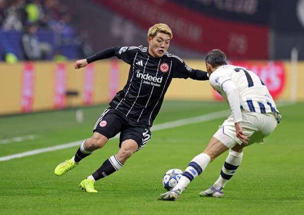 26.11.2025, xovx, Fußball UEFA Champions-League, Eintracht Frankfurt - BC Atalanta Bergamo v.l. Ritsu Doan (Eintracht Frankfurt), Davide Zappacosta (Atalanta Bergamo) (DFL DFB REGULATIONS PROHIBIT ANY USE OF PHOTOGRAPHS as IMAGE SEQUENCES and or QUASI-VIDEO) Frankfurt am Main Deutsche Bank Park Hessen Deutschland (DE)
