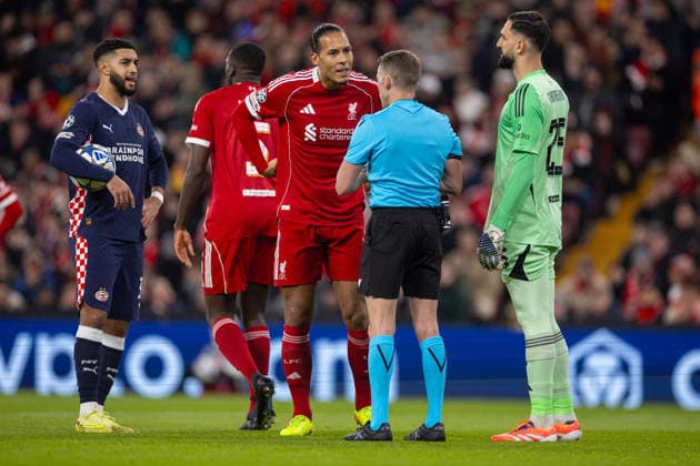 Football - UEFA Champions League - League Phase - Liverpool FC v PSV Eindhoven LIVERPOOL, ENGLAND - Wednesday, November 26, 2025: Liverpool s captain Virgil van Dijk speaks to referee Alejandro HÃ rnandez after he awards a penalty to PSV Eindhoven following a handball during the UEFA Champions League match between Liverpool FC and PSV Eindhoven at Anfield. (Photo by David Rawcliffe Propaganda) LIVERPOOL Anfield MERSEYSIDE ENGLAND  Copyright: xDavidxRawcliffex P2025-11-26-Liverpool_PSV-4