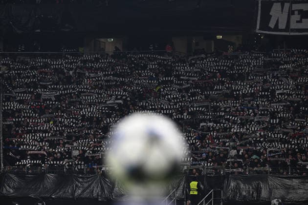 26.11.2025, xpsx, Fussball UEFA Champions League, Eintracht Frankfurt - Atalanta Bergamo v.l. Fans Eintracht Frankfurt, Stimmung, Schals, (DFL DFB REGULATIONS PROHIBIT ANY USE OF PHOTOGRAPHS as IMAGE SEQUENCES and or QUASI-VIDEO) Frankfurt am Main