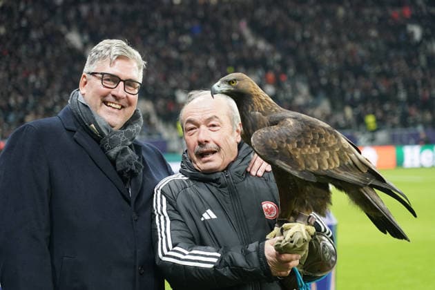 Axel Hellmann mit Eintracht Maskottchen Steinadler Attila und Falkner Norbert Lawitschka - Frankfurt 26.11.2025: Eintracht Frankfurt vs. Atalanta Bergamon, Deutsche Bank Park, Champions League 5. Spieltag