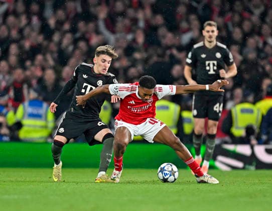 26.11.2025, Fussball UEFA Championsleague 2025 2026: Vorrunde 5.Spieltag, FC Arsenal - FC Bayern München, im Emirates-Stadion London (England) v.l. Lennart Karl (FC Bayern München) gegen Myles Lewis-Skelly (FC Arsenal)