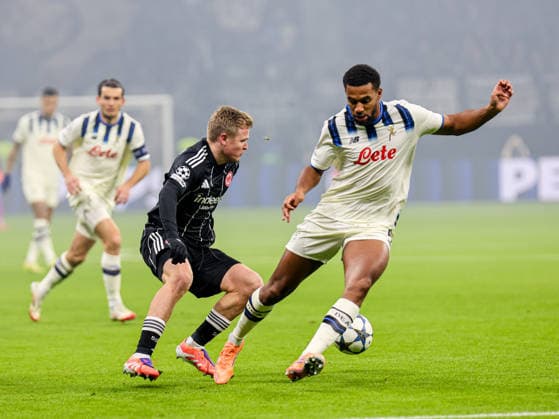 Jonathan Burkardt (Eintracht Frankfurt,9) am Ball gegen Isak Hien (Atalanta Bergamo, 4) UEFA Champions League, 5. Spieltag: Eintracht Frankfurt - Atalanta BC am 26.11.25 in Deutsche Bank Park, Frankfurt Frankfurt Deutsche Bank Park Frankfurt Deutschland Copyright: xAlfioxMarinox