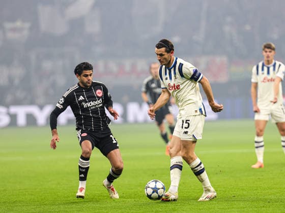 Marten De Roon (Atalanta Bergamo, 15) am Ball, wird von Fares Chaibi (Eintracht Frankfurt,8) angegriffen UEFA Champions League, 5. Spieltag: Eintracht Frankfurt - Atalanta BC am 26.11.25 in Deutsche Bank Park, Frankfurt Frankfurt Deutsche Bank Park Frankfurt Deutschland Copyright: xAlfioxMarinox