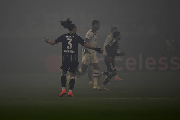 26.11.2025, xjhx, Fussball UEFA Champions League, Eintracht Frankfurt - Atalanta Bergamo v.l. Arthur Theate (Eintracht Frankfurt) im Rauch Nebel der Pyrotechnik (DFL DFB REGULATIONS PROHIBIT ANY USE OF PHOTOGRAPHS as IMAGE SEQUENCES and or QUASI-VIDEO) Frankfurt am Main