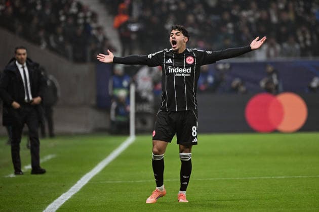 26.11.2025, xjhx, Fussball UEFA Champions League, Eintracht Frankfurt - Atalanta Bergamo v.l. Fares Chaibi (Eintracht Frankfurt) gibt Anweisungen, gestikuliert, mit den Armen gestikulieren gives instructions, gesticulate (DFL DFB REGULATIONS PROHIBIT ANY USE OF PHOTOGRAPHS as IMAGE SEQUENCES and or QUASI-VIDEO) Frankfurt am Main