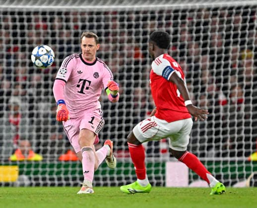 26.11.2025, Fussball UEFA Championsleague 2025 2026: Vorrunde 5.Spieltag, FC Arsenal - FC Bayern München, im Emirates-Stadion London (England) v.l. Torwart Manuel Neuer (FC Bayern München) gegen Bukayo Saka (FC Arsenal)