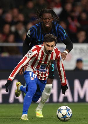 Madrid, Spain, 26th November 2025. Yann Bisseck of FC Internazionale tussles with Alex Baena of Atletico de Madrid during the Atletico Madrid vs Internazionale UEFA Champions League match at Riyadh Air Metropolitano, Madrid. Picture credit should read: Jonathan Moscrop Sportimage EDITORIAL USE ONLY. No use with unauthorised audio, video, data, fixture lists, club league logos or live services. Online in-match use limited to 120 images, no video emulation. No use in betting, games or single club league player publications. SPI_028_JM_ATLETICO_INTER_UCL SPI-4315-0028