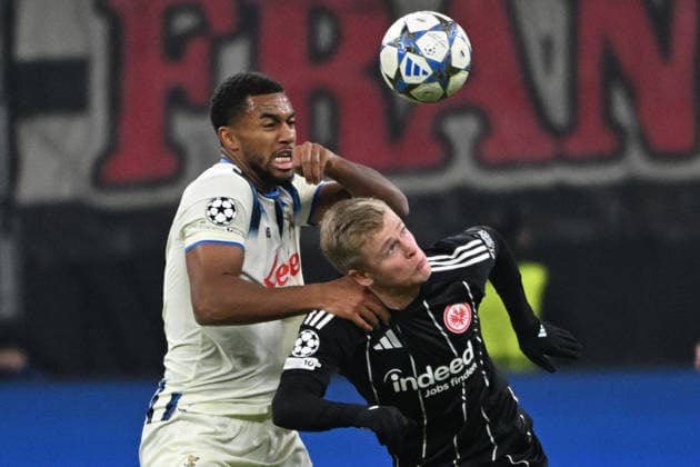 26.11.2025, xpsx, Fussball UEFA Champions League, Eintracht Frankfurt - Atalanta Bergamo v.l. Isak Hien (Atalanta Bergamo) Jonathan Jonny Burkardt (Eintracht Frankfurt) Zweikampf, Aktion, action, battle for the ball (DFL DFB REGULATIONS PROHIBIT ANY USE OF PHOTOGRAPHS as IMAGE SEQUENCES and or QUASI-VIDEO) Frankfurt am Main