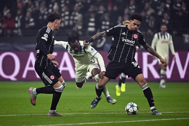 26.11.2025, xjhx, Fussball UEFA Champions League, Eintracht Frankfurt - Atalanta Bergamo v.l. Robin Koch (Eintracht Frankfurt) Ademola Lookman (Atalanta Bergamo) Nnamdi Collins (Eintracht Frankfurt) Zweikampf, Aktion, action, battle for the ball (DFL DFB REGULATIONS PROHIBIT ANY USE OF PHOTOGRAPHS as IMAGE SEQUENCES and or QUASI-VIDEO) Frankfurt am Main