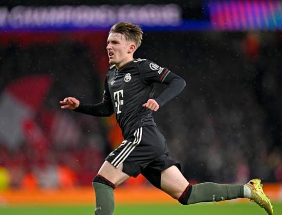 26.11.2025, Fussball UEFA Championsleague 2025 2026: Vorrunde 5.Spieltag, FC Arsenal - FC Bayern München, im Emirates-Stadion London (England) Lennart Karl (FC Bayern München) spurtet