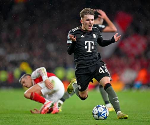 26.11.2025, Fussball UEFA Championsleague 2025 2026: Vorrunde 5.Spieltag, FC Arsenal - FC Bayern München, im Emirates-Stadion London (England) Lennart Karl (FC Bayern München) regt sich auf