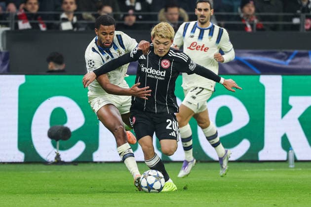 UEFA Champions League - Eintracht Frankfurt - Atalanta Bergamo am 26.11.2025 im Deutsche Bank Park in Frankfurt Ritsu Doan (Frankfurt 20) gegen Isak Hien (Atalanta 4)