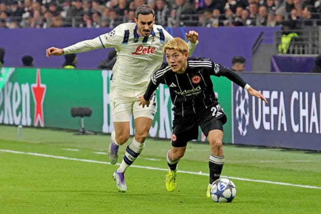 Frankfurt, Deutschland 26. November 2025: Champions League - 2025 2026 - Eintracht Frankfurt vs. Atalanta Bergamo Im Bild: v. li. im Zweikampf Davide Zappacosta (Atalanta) gegen Ritsu Doan (Frankfurt). Deutsche Bank Park Hessen Copyright: xFotostandx xRacochax