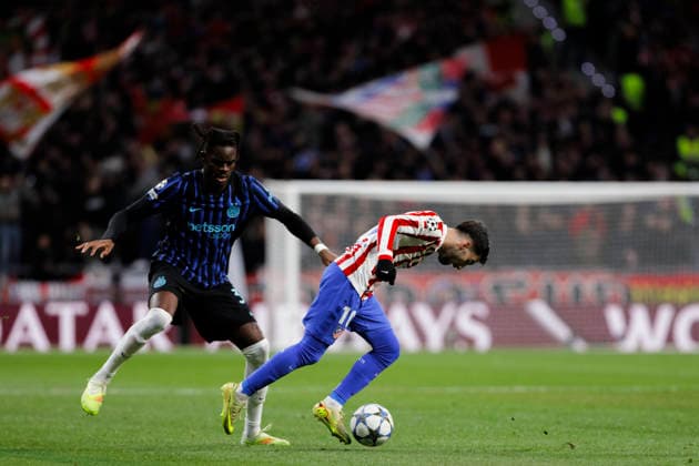 UEFA champions league - Atletico de Madrid vs Inter de Milan MADRID,SPAIN - 26 November:Alex Baena of Atletico de Madrid and Yann Bisseck of Inter fight for the ball during UEFA champions league 2025 26 match between Atletico de Madrid and Inter de Milan at Riyadh Air Metropolitano Stadium. (Photo by Guille Martinez f22photo) Madrid Riyadh Air Metropolitano Stadium Spain Copyright: xGuillermoxMartinezx