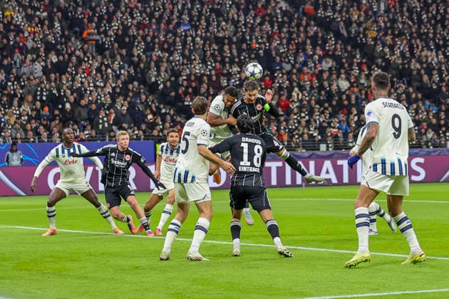 Isak Hien (Atalanta Bergamo, 04) und Robin Koch (Eintracht Frankfurt, 04) beim Kopfballduell , Deutschland, Fussball, UEFA Champions League, 5. Spieltag, 2025 2026, Eintracht Frankfurt vs. Atalanta Bergamo, 26.11.2025, Deutsche-Bank-Park, Frankfurt am Main, Deutschland Frankfurt am Main Deutsche-Bank-Park Hessen Deutschland Copyright: xGrantxHubbsx