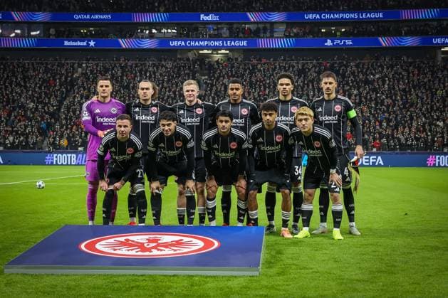 Mannschaftsfoto der Eintracht, Eintracht Frankfurt vs. Atalanta B.C., Fussball, Maenner, UEFA Champions League, UEFA, Saison 2025 2026, Gruppenphase, Matchday 5, 5. Spieltag, 26.11.2025 Frankfurt Hessen Deutschland