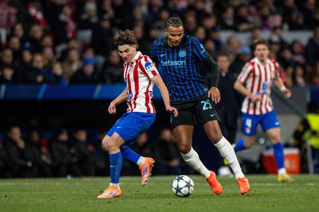 2025-11-26 Atletico de Madrid v FC Internazionale Milano - UEFA Champions League 2025 26 League Phase MD5 MADRID, SPAIN - NOVEMBER 26: Julian Alvarez of Atletico de Madrid battles for possession with Manuel Akanji of FC Internazionale Milano during the UEFA Champions League 2025 26 League Phase MD5 match between Atletico de Madrid and FC Internazionale Milano at Estadio Metropolitano on November 26, 2025 in Madrid, Spain. (Photo by Pablo Morano BSR Agency) Madrid Spain Content not available for redistribution in The Netherlands directly or indirectly through any third parties. Copyright: xBSRxAgencyx