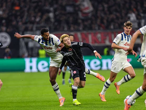 Odilon Kossounou (Atalanta Bergamo, 3) zieht Ritsu Doan (Eintracht Frankfurt,20) am Trikot UEFA Champions League, 5. Spieltag: Eintracht Frankfurt - Atalanta BC am 26.11.25 in Deutsche Bank Park, Frankfurt Frankfurt Deutsche Bank Park Frankfurt Deutschland Copyright: xAlfioxMarinox