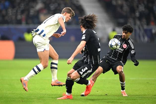 Fußball UEFA Champions League 5. Spieltag Eintracht Frankfurt - Atalanta Bergamo am 26.11.2025 im Deutsche Bank Park in Frankfurt Charles De Ketelaere ( Bergamo ), links - Fares Chaibi ( Frankfurt ), rechts - Arthur Theate ( Frankfurt ), vorne