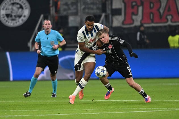 26.11.2025, xpsx, Fussball UEFA Champions League, Eintracht Frankfurt - Atalanta Bergamo v.l. Isak Hien (Atalanta Bergamo) Jonathan Jonny Burkardt (Eintracht Frankfurt) Zweikampf, Aktion, action, battle for the ball (DFL DFB REGULATIONS PROHIBIT ANY USE OF PHOTOGRAPHS as IMAGE SEQUENCES and or QUASI-VIDEO) Frankfurt am Main