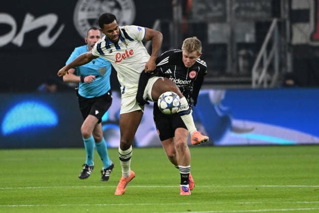 26.11.2025, xpsx, Fussball UEFA Champions League, Eintracht Frankfurt - Atalanta Bergamo v.l. Isak Hien (Atalanta Bergamo) Jonathan Jonny Burkardt (Eintracht Frankfurt) Zweikampf, Aktion, action, battle for the ball (DFL DFB REGULATIONS PROHIBIT ANY USE OF PHOTOGRAPHS as IMAGE SEQUENCES and or QUASI-VIDEO) Frankfurt am Main