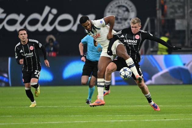 26.11.2025, xpsx, Fussball UEFA Champions League, Eintracht Frankfurt - Atalanta Bergamo v.l. Isak Hien (Atalanta Bergamo) Jonathan Jonny Burkardt (Eintracht Frankfurt) Zweikampf, Aktion, action, battle for the ball (DFL DFB REGULATIONS PROHIBIT ANY USE OF PHOTOGRAPHS as IMAGE SEQUENCES and or QUASI-VIDEO) Frankfurt am Main