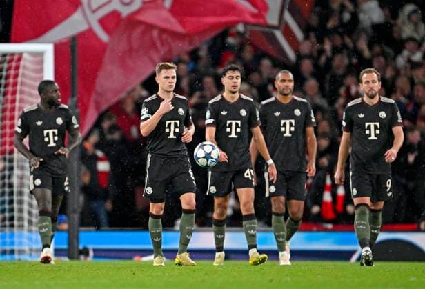 26.11.2025, Fussball UEFA Championsleague 2025 2026: Vorrunde 5.Spieltag, FC Arsenal - FC Bayern München, im Emirates-Stadion London (England) v..l. Dayot Upamecano (FC Bayern München) Joshua Kimmich (FC Bayern München), Aleksandar Pavlovic (Bayern München) , Jonathan Tah (FC Bayern München) und Harry Kane (FC Bayern München) lassen die Köpfe hängen.