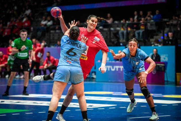 Emilija Lazic (Serbien, 05) vs. Leticia Schinca Granero (Uruguay, 06), li. und Maite Pessina Portos (Uruguay, 13), re. GER, Serbien - Uruguay, Handball Weltmeisterschaft, Vorrunde, Gruppe C, 26.11.2025 GER, Serbien - Uruguay, Handball Weltmeisterschaft, Vorrunde, Gruppe C, 26.11.2025 Stuttgart Copyright: xSandyxDinkelackerx EP_SDR