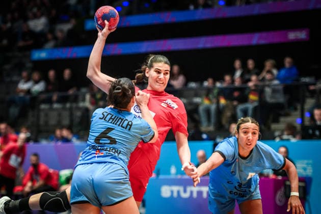 Emilija Lazic (Serbien, 05) vs. Leticia Schinca Granero (Uruguay, 06), li. und Maite Pessina Portos (Uruguay, 13), re. GER, Serbien - Uruguay, Handball Weltmeisterschaft, Vorrunde, Gruppe C, 26.11.2025 GER, Serbien - Uruguay, Handball Weltmeisterschaft, Vorrunde, Gruppe C, 26.11.2025 Stuttgart Copyright: xSandyxDinkelackerx EP_SDR