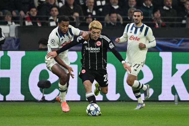 26.11.2025, xpsx, Fussball UEFA Champions League, Eintracht Frankfurt - Atalanta Bergamo v.l. Isak Hien (Atalanta Bergamo) Ritsu Doan (Eintracht Frankfurt) Zweikampf, Aktion, action, battle for the ball (DFL DFB REGULATIONS PROHIBIT ANY USE OF PHOTOGRAPHS as IMAGE SEQUENCES and or QUASI-VIDEO) Frankfurt am Main