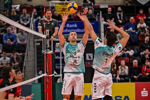 DVV-Pokal MTV Ludwigsburg - SWD powervolleys Dueren 26.11.2025 DVV_Pokal, Volleyball, 1. Bundesliga, Herren, Saison 2025 26, Viertelfinale, Barock Volleys MTV Ludwigsburg (in Rot-Schwarz) vs SWD powervolleys Dueren (in Weiss-Gruen), 3 Joris Benjamin Berkhout auf 1 Kyle Paulson, Copyright: xBEAUTIFULxSPORTS TomxBlochx