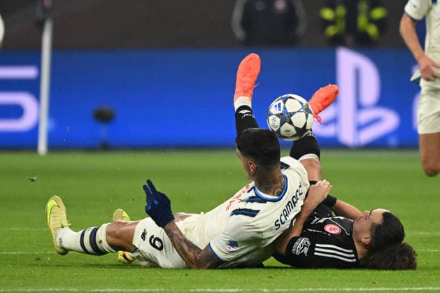 26.11.2025, xjhx, Fussball UEFA Champions League, Eintracht Frankfurt - Atalanta Bergamo v.l. Gianluca Scamacca (Atalanta Bergamo) Arthur Theate (Eintracht Frankfurt) (DFL DFB REGULATIONS PROHIBIT ANY USE OF PHOTOGRAPHS as IMAGE SEQUENCES and or QUASI-VIDEO) Frankfurt am Main