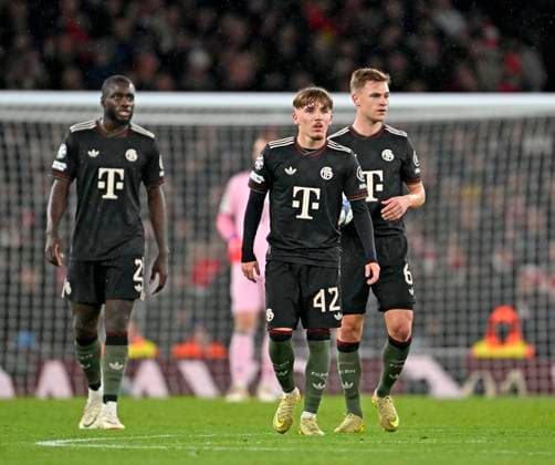 26.11.2025, Fussball UEFA Championsleague 2025 2026: Vorrunde 5.Spieltag, FC Arsenal - FC Bayern München, im Emirates-Stadion London (England) v.l. Dayot Upamecano (FC Bayern München), Lennart Karl (FC Bayern München) und Joshua Kimmich (FC Bayern München) sind enttäuscht.