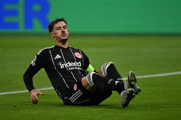 26.11.2025, xjhx, Fussball UEFA Champions League, Eintracht Frankfurt - Atalanta Bergamo v.l. Robin Koch (Eintracht Frankfurt) (DFL DFB REGULATIONS PROHIBIT ANY USE OF PHOTOGRAPHS as IMAGE SEQUENCES and or QUASI-VIDEO) Frankfurt am Main