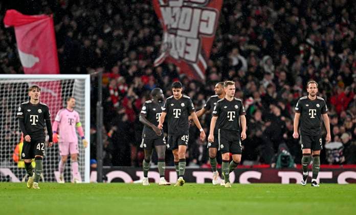 26.11.2025, Fussball UEFA Championsleague 2025 2026: Vorrunde 5.Spieltag, FC Arsenal - FC Bayern München, im Emirates-Stadion London (England) v.l. Lennart Karl (FC Bayern München), Torwart Manuel Neuer (FC Bayern München), Dayot Upamecano (FC Bayern München), Aleksandar Pavlovic (Bayern München) , Jonathan Tah (FC Bayern München), Joshua Kimmich (FC Bayern München) und Harry Kane (FC Bayern München) lassen den Kopf hängen