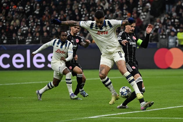 26.11.2025, xjhx, Fussball UEFA Champions League, Eintracht Frankfurt - Atalanta Bergamo v.l. Gianluca Scamacca (Atalanta Bergamo) Robin Koch (Eintracht Frankfurt) Zweikampf, Aktion, action, battle for the ball (DFL DFB REGULATIONS PROHIBIT ANY USE OF PHOTOGRAPHS as IMAGE SEQUENCES and or QUASI-VIDEO) Frankfurt am Main