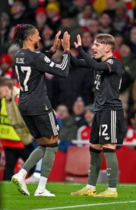 26.11.2025, Fussball UEFA Championsleague 2025 2026: Vorrunde 5.Spieltag, FC Arsenal - FC Bayern München, im Emirates-Stadion London (England) Torjubel v.l. Michael Olise (FC Bayern München) und Lennart Karl (FC Bayern München)