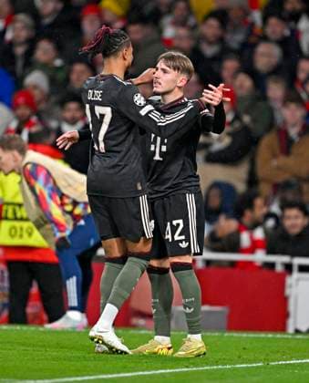 26.11.2025, Fussball UEFA Championsleague 2025 2026: Vorrunde 5.Spieltag, FC Arsenal - FC Bayern München, im Emirates-Stadion London (England) Torjubel v.l. Michael Olise (FC Bayern München) und Lennart Karl (FC Bayern München)