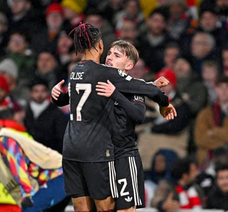 26.11.2025, Fussball UEFA Championsleague 2025 2026: Vorrunde 5.Spieltag, FC Arsenal - FC Bayern München, im Emirates-Stadion London (England) Torjubel v.l. Michael Olise (FC Bayern München) und Lennart Karl (FC Bayern München)