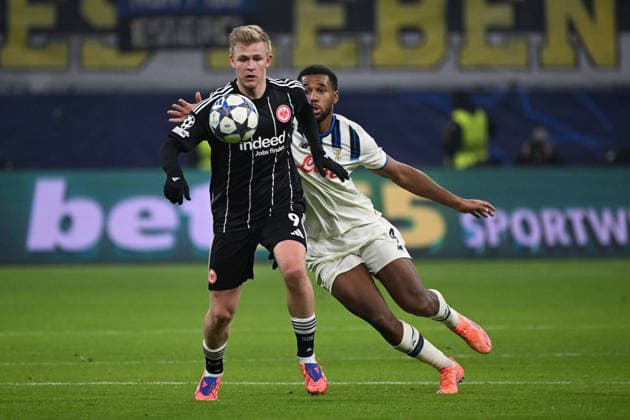 26.11.2025, xjhx, Fussball UEFA Champions League, Eintracht Frankfurt - Atalanta Bergamo v.l. Isak Hien (Atalanta Bergamo) Jonathan Jonny Burkardt (Eintracht Frankfurt) Zweikampf, Aktion, action, battle for the ball (DFL DFB REGULATIONS PROHIBIT ANY USE OF PHOTOGRAPHS as IMAGE SEQUENCES and or QUASI-VIDEO) Frankfurt am Main