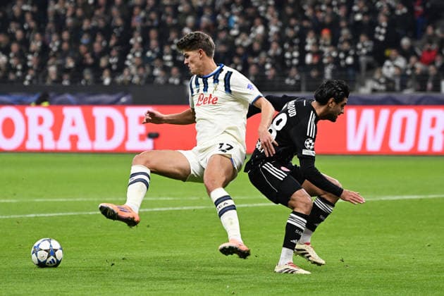 26.11.2025, xjhx, Fussball UEFA Champions League, Eintracht Frankfurt - Atalanta Bergamo v.l. Charles de Ketelaere (Atalanta Bergamo) Mahmoud Dahoud (Eintracht Frankfurt) Zweikampf, Aktion, action, battle for the ball (DFL DFB REGULATIONS PROHIBIT ANY USE OF PHOTOGRAPHS as IMAGE SEQUENCES and or QUASI-VIDEO) Frankfurt am Main